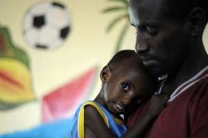 Un enfant somalien et son père, au refuge de Hagadere, le 2 août 2011 au Kenya. © AFP