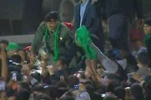 Le fils de Mouammar Kaddafi apparaît dans une vidéo filmée hier, selon la télévision libyenne. © Télévision libyenne/AFP