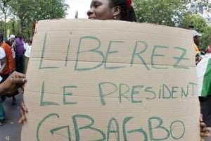 Des manifestants demandent la libération de Laurent Gbagbo le 2 juillet, à Paris. © AFP