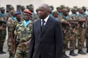 Laurent Gbagbo passe en revue un détachement de soldats, près d’Abidjan le 1er avril 2009. © AFP