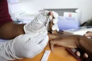 Une infirmière procède à un test de dépistage du Sida, dans un lycée de Kwazulu Natal. © AFP