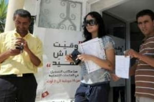 Des Tunisiens viennent de se faire inscrire sur les listes électorales à Ariana près de Tunis, le © AFP