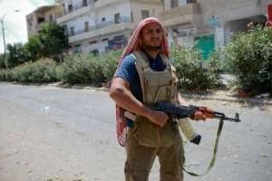 Un rebelle libyen en patrouille dans une rue de Zawiyah, le 16 août 2011. © Marc Hofer/AFP