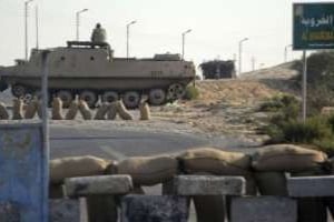 Des forces de sécurité égyptiennes surveillent le 19 août 2011 la zone de Al-Kharuba, dans le Si © AFP
