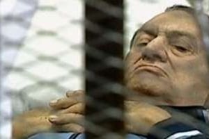 Hosni Moubarak, couché sur une civière, dans la salle du tribunal du Caire, le 15 août 2011. © AFP