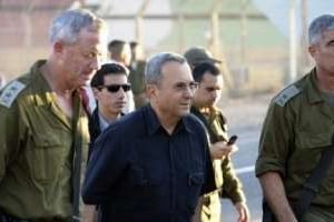 Ehoud Barak (C) et le général Benny Gants (G) à leur arrivée le 18 août 2011 à Eilat. © AFP