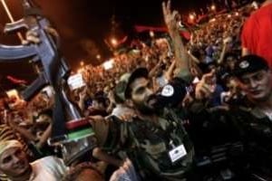 Jugeant la fin du régime proche, des milliers de Libyens crient victoire le 21 août 2011 à Bengha © AFP