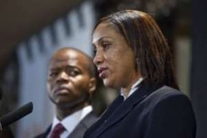 Nafissatou Diallo devant son avocat Kenneth P. Thompson, lors d’une conférence de presse le 28 ju © AFP