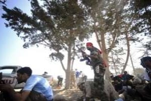 Des rebelles sur le front dans la forêt de Gadayem, à l’ouest de Tripoli, le 21 août 2011. © AFP