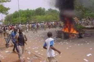 Des étudiants manifestent dans les rues de Ouagadougou non loin du ministère de l’Éducation. © Ahmed Ouoba/AFP