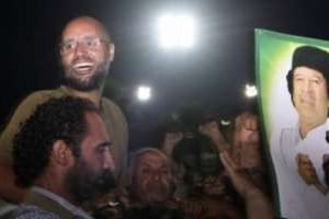 Seif al-Islam dans la nuit du 22 au 23 août 2011 devant des journalistes à Tripoli. © AFP
