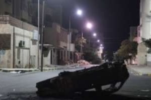 Un véhicule renversé au milieu d’une rue déserte dans la nuit du 23 au 24 août 2011 à Tripoli © AFP