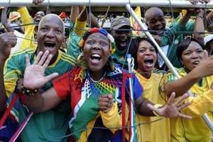 Des supporters sud-africains dans le stade de Nelspruit en mai 2010. © AFP