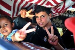 Des enfants libyens de retour de la ville tunisienne de Dehiba en route le 24 août 211 pour Tripoli © AFP