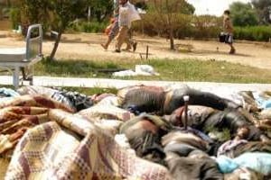 Des cadavres sont empilés le 26 août 2011 non loin de l’hôpital du quartier d’Abou Salim. © Patrick Baz/AFP