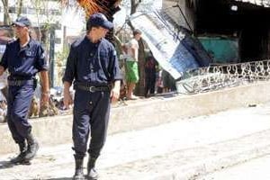 Des policiers patrouillent dans une rue de Tizi Ouzou après une attaque contre un poste de police. © Farouk Batiche/AFP