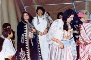 Kaddafi et sa femme Safia (à sa droite) lors d’un mariage (photo trouvée à Bab al-Aziziya). © AFP