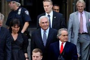 DSK, son épouse et ses deux avocats (cravate rouge), le 23 août, à la sortie du tribunal. © Craig Ruttle/AP/Sipa
