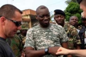 Wattao en compagnie d’officiers de l’armée française pendant la Bataille d’Abidjan en avril 2011. © SIPA