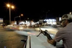 Une patrouille de rebelles dans la nuit du 30 au 31 août 2011 à Misrata. © AFP