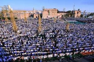 Des milliers de Libyens rassemblés place des Martyrs pour célébrer l’Aïd el-Fitr, le 31 août. © AFP