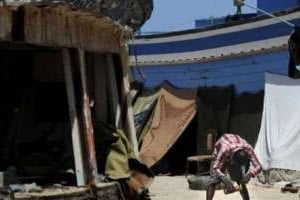 Un réfugié d’origine africaine à l’extérieur du camp de Sidi Bilal près de Tripoli. © FRANCISCO LEONG / AFP