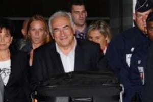 Dominique Strauss-Kahn et Anne Sinclair (g) à leur arrivée à l’aéroport de Roissy le 4 septembre © AFP
