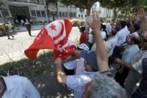 Des Tunisiens manifestent devant le ministère de l’Intérieur à Tunis pour protester contre le man © AFP