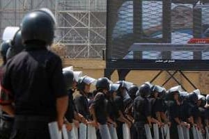 Retransmission sur écran géant du procès Moubarak le 15 août 2011 au Caire. © Khaled Desouki/AFP