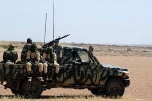 Des soldats nigériens en patrouille près d’Agadez le 27 septembre 2010. © Issouf Sanogo/AFP