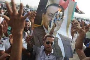 Des manifestants hostiles à Hosni Mubarak protestent lors de la reprise du procès de Moubarak. © Khaled Desouki/AFP