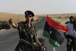 Des combattants du CNT libyen à un checkpoint sur la route entre Tarhuna et Bani Walid. © AFP