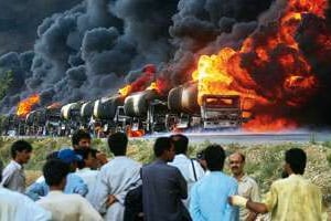 Attaque contre des camions-citernes de l’OTAN remplis de carburant, le 22 août au Pakistan. © Reuters
