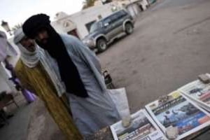 Des quotidiens annoncent l’arrivée de Touaregs de Libye, le 2 septembre 2011 à Djanet en Algérie. © AFP