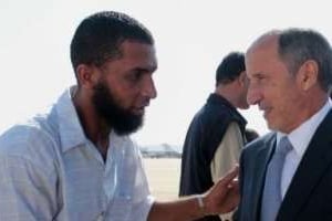 Le chef du CNT libye, Moustafa Abdeljalil (à droite) à l’aéroport de Benghazi, le 10 septembre 20 © AFP