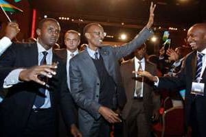 Paul Kagame le 11 septembre 2011 à Aubervilliers lors d’une rencontre avec des expatriés. © AFP
