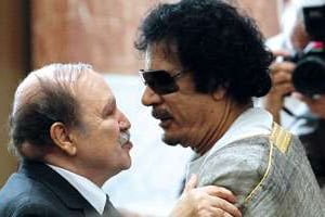 Abdelaziz Bouteflika et Mouammar Kaddafi, en octobre 2010 à Syrte, en Libye. © Khaled Desouki/AFP