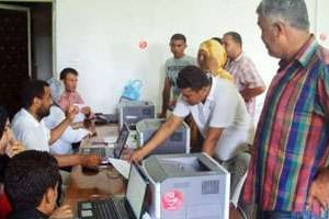 Des électeurs s’inscivent sur les listes électorales en Tunisie. © AFP