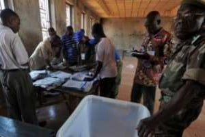 Bureau de vote à Motato, en banlieue de Conakry, lors de la présidentielle de novembre 2010. © AFP