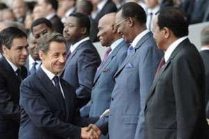 Nicolas Sarkozy salue les chefs d’État africains lors du défilé du 14 juillet 2010 à Paris. © AFP