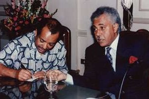 Abderrahmane Chalgam (à g.) et l’ambassadeur Brahim Bshari (à dr.), en 1993 au Caire. © D.R