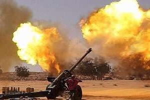 Les insurgés attaquent avec des armes anti-aériennes, vendredi près de Syrte. © Reuters