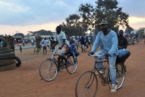 Pour se déplacer dans les campagnes du Malawi, rien de mieux que le vélo-taxi © AFP
