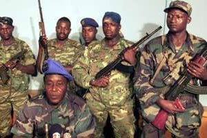 Le général Gueï entouré des putschistes, en décembre 1999. © AFP