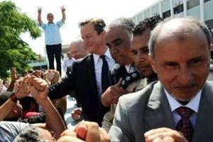 Mustapha Abdeljalil (d.) aux côtés de David Cameron (g.), le 15 septembre à Tripoli. © AFP