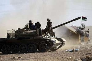 Des combattants du CNT libyen sur un char, près de Bani Walid, le 21 septembre 2011. © AFP