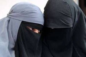 Sur 2000 femmes portant le voile, la moitiée d’entre elles l’ont abandonné depuis avril 2011. © AFP