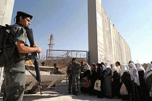 Un soldat israélien devant le mur de séparation. © AFP