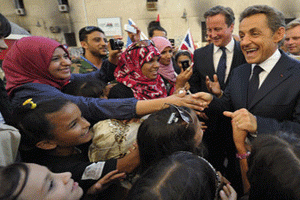Sarkozy et Cameron en visite en Libye le 15 septembre. © Reuters/Philippe Wojazer
