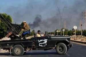 Des combattants du CNT libyen, le 24 septembre 2011 près de Syrte. © AFP